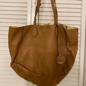 Michael Kors bag tan with a wallet pouch